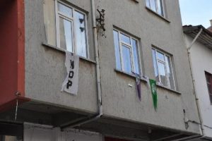 &Ccedil;orum'da HDP binasına taşlı saldırı