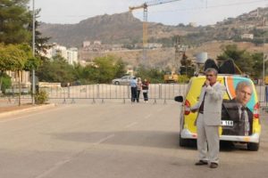 Boş meydanda miting yaptı, 3 partiyi solladı