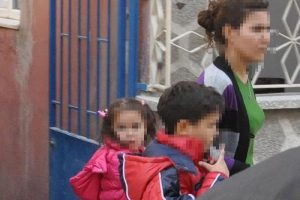 Kocasına kızıp, bı&ccedil;akla iki &ccedil;ocuğunu rehin aldı