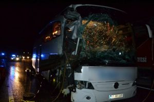 &Ccedil;anakkale'de otob&uuml;s TIR'a &ccedil;arptı: 11 yaralı!