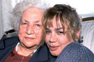 Sezen Aksu'nun annesi taburcu edildi
