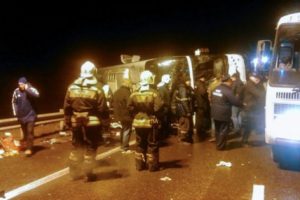 Moskova-Erivan seferi yapan otob&uuml;s devrildi: 8 &ouml;l&uuml;