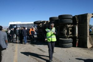 Yolcu servisiyle kamyon &ccedil;arpıştı : 24 yaralı