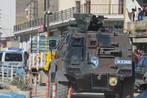 Y&uuml;ksekova'da barikatların kaldırılmasında &ccedil;atışma &ccedil;ıktı: 2 &ouml;l&uuml;