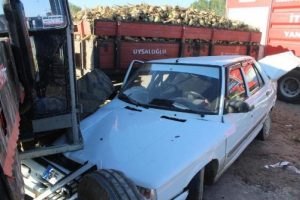 Otomobil trakt&ouml;re &ccedil;arptı: 4'&uuml; ağır 5 yaralı