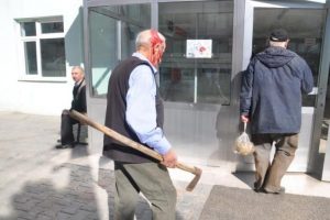 Tavuk kavgası yapan 2 yaşlı hastanelik oldu