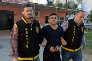 Doktoru bı&ccedil;akla kovalayıp, cep telefonunu gasp ettiler