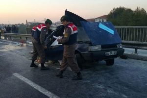 TIR'ın bi&ccedil;tiği otomobilden &ccedil;ıkamadılar: 2 &ouml;l&uuml;