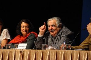 "D&uuml;nyaya sadece &ccedil;alışmaya değil mutlu olmaya geldik"