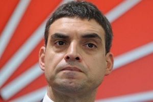 Umut Oran kurultay &ccedil;ağrısı yaptı, başkan adaylığını a&ccedil;ıkladı
