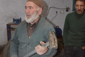 70 yaşındaki işyeri sahibi, balyozlu saldırganı etkisiz hale getirdi