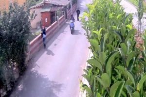 800 bin TL &ccedil;aldılar, kameraya yakalandılar