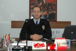 Eski emniyet m&uuml;d&uuml;r&uuml; baba firarda, oğlu g&ouml;zaltında