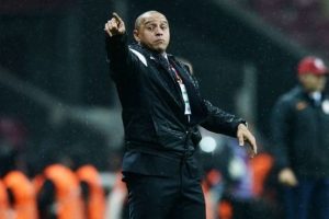 Eski Beşiktaşlı futbolcu Simao, Carlos'a liderliği tattırmadı
