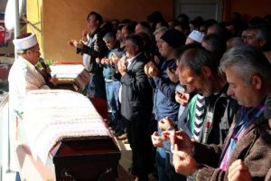 Devrilen kamyonun altında &ouml;len anne ve kızı toprağa verildi
