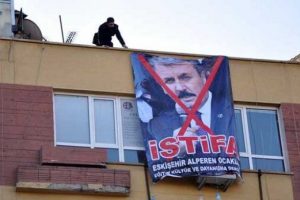 Alperen Ocakları Destici'nin istifası i&ccedil;in pankart astı