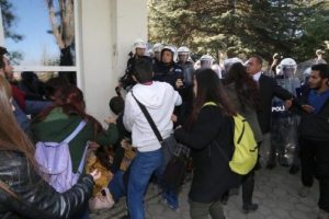 Anadolu &Uuml;niversitesi'nde afiş gerginliği