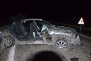 Otomobil trakt&ouml;re &ccedil;arptı: 3 yaralı