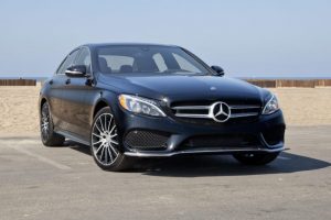 Mercedes 126 bin aracı geri &ccedil;ağırıyor