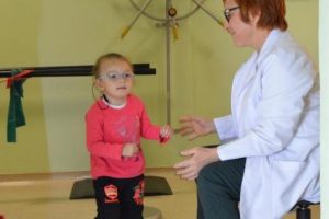 3 yaşındaki Merve, 2 aylık tedavi ile y&uuml;r&uuml;meye başladı
