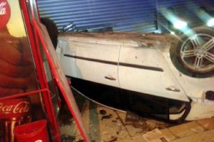 Ara&ccedil; kaldırımda y&uuml;r&uuml;yen gen&ccedil;lere &ccedil;arptı: 2 &ouml;l&uuml;, 2 yaralı