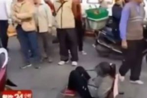Pazardan et &ccedil;alan kadını bağladılar