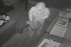 &Ouml;nce kameraya ardından polis yakalandılar