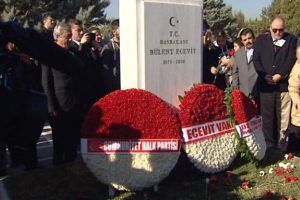 Ecevit &ouml;l&uuml;m yıl d&ouml;n&uuml;m&uuml;nde mezarı başında anıldı