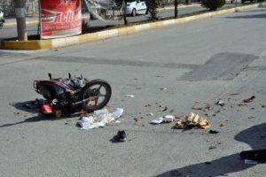 Otomobilin &ccedil;arptığı motosikletli yaralandı