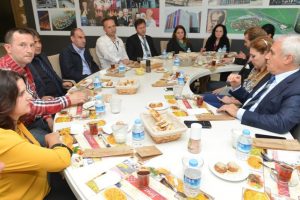 Başkan Bozbey &ouml;ğle yemeğini Belediye personeliyle yedi