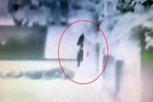 Polise atmaya &ccedil;alıştığı roket elinde patladı