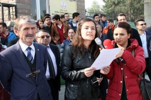 Bursa'da &ouml;ğretmeni d&ouml;vd&uuml;, m&uuml;d&uuml;r yardımcısına palayla saldırdı!