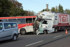 Kayseri'de feci kaza: 2 &ouml;l&uuml;, 12 yaralı