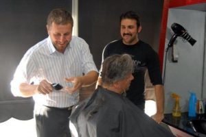 Se&ccedil;im iddiasını kaybedince sa&ccedil;larını kestirdi