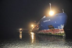 &Ccedil;anakkale'de kuru y&uuml;k gemisi karaya oturdu