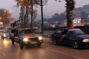 Hareket halindeki kamyonetin kasasında tehlikeli dans