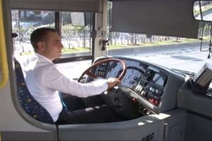 Hayatını kurtaran şof&ouml;r&uuml; yolcular kutladı