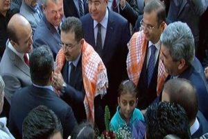 İ&ccedil;işleri Bakanı Altınok'tan memura 'sevgi tokadı'