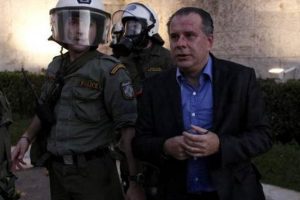 'T&uuml;rkler Pontuslu Rumlara soykırım yapmadı' diyen bakanın protesto edildiği g&ouml;steride milletvekiline saldırı