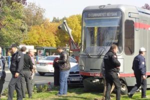 Otomobil, tramvayla tabela arasına sıkıştı