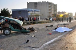 &Ouml;ğrenci servisi otomobille &ccedil;arpıştı: 2 &ouml;l&uuml;, 9 yaralı