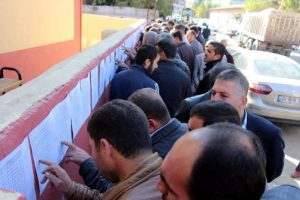 Batman'da işsizler, duvardaki listede isimlerini aradı