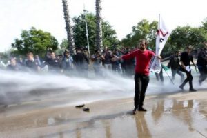 Polisten ka&ccedil;an kız &ouml;ğrenci s&uuml;s havuzuna girdi