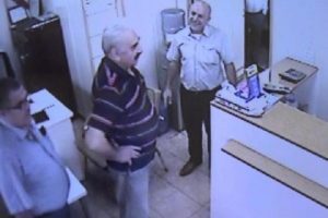 D&ouml;vizcinin fazla &ouml;dediği 10 bin lirayı iade etti