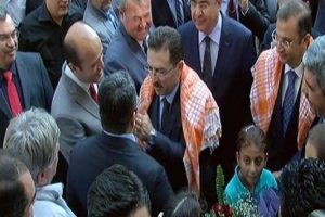 İ&ccedil;işleri Bakanı Altınok'tan memura 'sevgi tokadı'