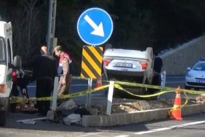 Takla atan otomobilden yola fırlayan s&uuml;r&uuml;c&uuml; &ouml;ld&uuml;