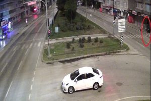 Kaldırımdaki yayaların &ouml;ld&uuml;ğ&uuml; kaza kamerada