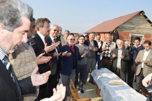 Bursa'da doğup b&uuml;y&uuml;d&uuml;ğ&uuml; mahalleye cami yaptırıyor