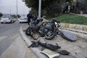 Otomobil ile motosiklet &ccedil;arpıştı:1 yaralı