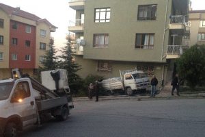 Başkent'te kamyonet caddeyi savaş alanına &ccedil;evirdi